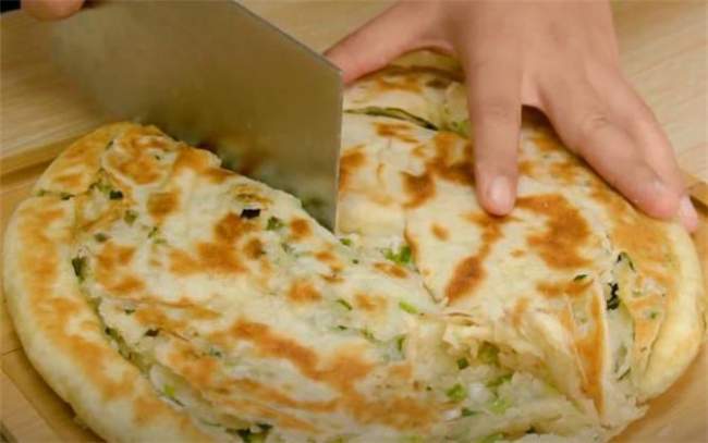 发面葱花饼家常做法，简单快速，烙上一锅不够全家吃，太香了(图7)