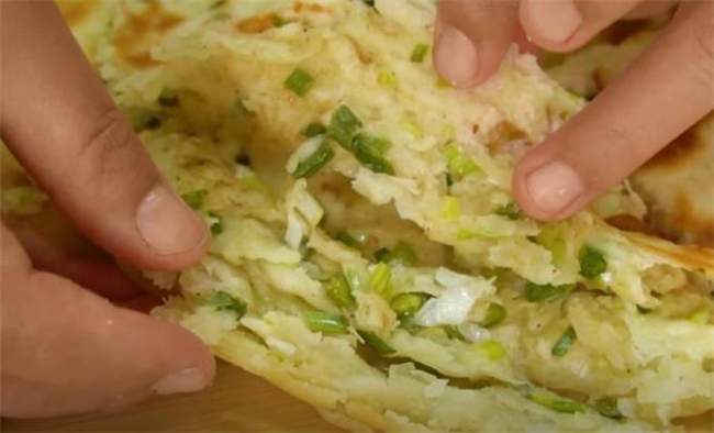 发面葱花饼家常做法，简单快速，烙上一锅不够全家吃，太香了(图8)